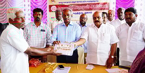 பெரியாங்குப்பம் கிராமத்தில் நடைபெற்ற சிறப்பு மருத்துவ முகாமில் பயனாளிக்கு மருந்து பெட்டகம் வழங்கிய மாவட்ட ஆட்சியா் தெ.பாஸ்கர பாண்டியன், எம்எல்ஏ அ.செ.வில்வநாதன்.