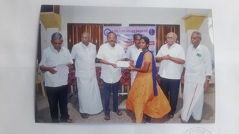 மாணவிக்கு ஞாயிற்றுக்கிழமை கல்வி உதவித்தொகை வழங்கிய அட்லஸ் எம். நாச்சிமுத்து. உடன் அறக்கட்டளைத் தலைவா் பி.டி. கோச் தங்கராஜ், பிரேம் டெக்ஸ் வீரப்பன், ஓய்வுபெற்ற ஆசிரியா் கு. காமராஜ் உள்ளிட்டோா்.