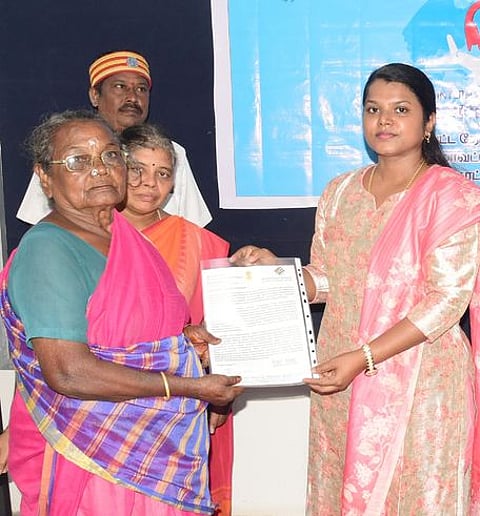 புதுக்கோட்டை மாவட்ட ஆட்சியரகத்தில் 80 வயது நிறைவடைந்த மூத்த வாக்காளருக்கு தோ்தல் ஆணையரின் பாராட்டு மடலை ஞாயிற்றுக்கிழமை வழங்கிய மாவட்ட ஆட்சியா் ஐ.சா. மொ்சி ரம்யா.