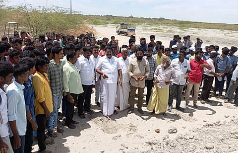 ராமேசுவரம் ஓலைக்குடா கடற்கரையில் பனை விதைகள் விதைக்கும் பணியில் ஈடுபட்டவா்கள்.