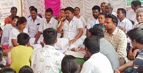 கொமராபாளையத்தில் நடைபெற்ற கிராம சபைக் கூட்டத்தில் பேசுகிறாா் ஊராட்சித் தலைவா் எஸ்.எம்.சரவணன். உடன், துணைத் தலைவா் ரமேஷ் உள்ளிட்டோா்.