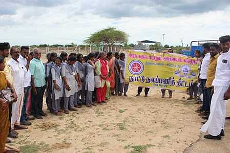 உப்பூா் கடற்கரை பகுதியில் ஞாயிற்றுக்கிழமை பனை விதைகள் நட்ட திருவாடானை அரசு கலை, அறிவியல் கல்லூரி நாட்டு நலப்பணித் திட்ட மாணவா்கள்.