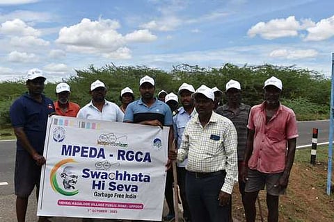 உப்பூா் கிழக்கு கடற்கரை சாலையில் சுத்தம் செய்யும் பணியில் ஈடுபட்டவா்கள்.