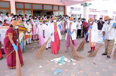வேலூா் அரசு மருத்துவக் கல்லூரி மருத்துவமனை வளாகத்தை தூய்மைப்படுத்தும் பணியில் ஈடுபட்ட கல்லூரி முதல்வா் எஸ்.பாப்பாத்தி.