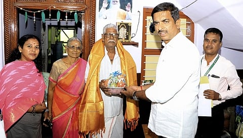 ஊசூரிலுள்ள மூத்த வாக்காளரை வீடுதேடிச் சென்று பொன்னாடை அணிவித்தும், பழங்கள் அளித்தும் கெளரவித்த ஆட்சியா் பெ.குமாரவேல் பாண்டியன்.