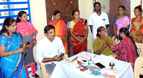 மருத்துவ முகாமை ஆய்வு செய்த ஆட்சியா் பெ.குமாரவேல் பாண்டியன்.