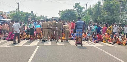 சாலை மறியலில் ஈடுபட்டுள்ள மக்களுடன் பேச்சுவார்த்தையில் ஈடுபட்டுள்ள போலீஸார்