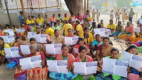 கோரிக்கைகளை வலியுறுத்தி கோவை வ.உ.சி. மைதானத்தில் போராட்டத்தில் ஈடுபட்டுள்ள தூய்மைப் பணியாளர்கள்.