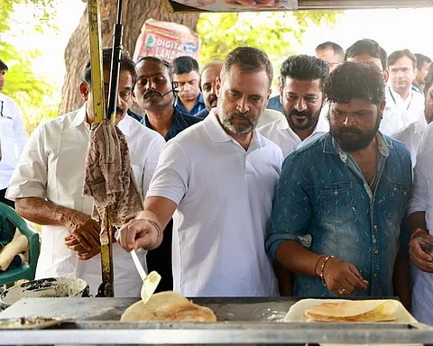 தோசை சுட்ட ராகுல்
