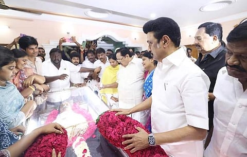 உடல்நலக் குறைவால் காலமான கும்மிடிப்பூண்டி கி. வேணு உடலுக்கு மலர்மாலை வைத்து அஞ்சலி செலுத்தி, குடும்பத்தினருக்கு ஆறுதல் கூறினார் முதல்வர் மு.க.ஸ்டாலின்.