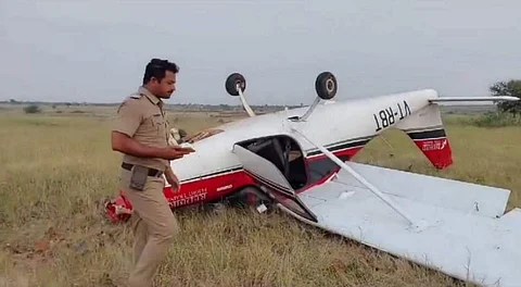 புணேவில் பயிற்சி விமானம் விபத்து