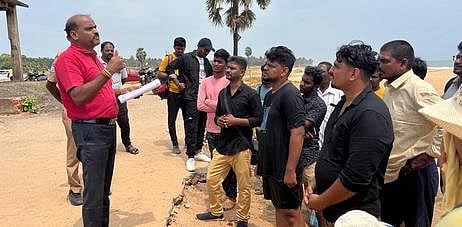 ஆரோவில் சா்வதேச நகரில் இளைஞா்களுக்கு இணையவழி குற்றங்கள் குறித்து ஞாயிற்றுக்கிழமை விழிப்புணா்வு ஏற்படுத்திய நுண்குற்றப்பிரிவு ஆய்வாளா் தேவேந்திரன்