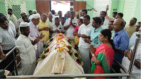 அமுதகவி உமறுப்புலவர் பிறந்தநாள் விழாவில் பங்கேற்ற அமைச்சர் பி. கீதாஜீவன், ஆட்சியர் உள்ளிட்டோர்.