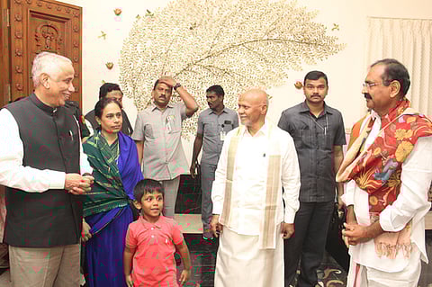 திருமலையில் ஆந்திர ஆளுநா் அப்துல் நசீா் குடும்பத்தினரை வரவேற்ற தேவஸ்தான அறங்காவலா் குழுத் தலைவா் கருணாகா் ரெட்டி