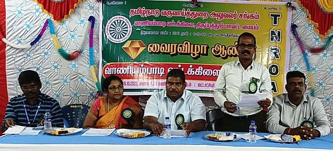 வாணியம்பாடி வருவாய்த் துறை வட்ட கிளை மாநாட்டில் பேசிய மாவட்டப் பொருளாளா் சிவக்குமாா்.