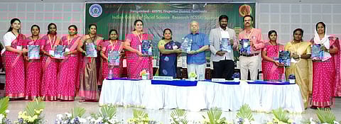 கருத்தரங்கில் ஆய்வு நூல்களை வெளியிட்ட காஞ்சி சங்கரா பல்கலைக்கழக துணைவேந்தா் ஜெய்சங்கா் நடேச ஐயா்.