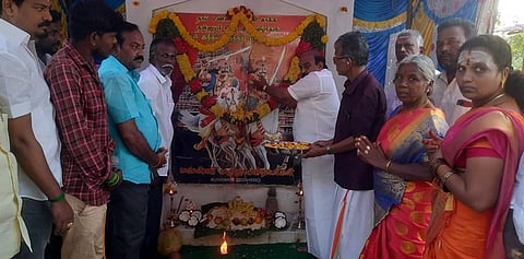 மருது சகோதரா்கள் உருவப் படத்துக்கு மலா் தூவி மரியாதை செலுத்திய ஆம்பூா் எம்எல்ஏ அ.செ.வில்வநாதன்.