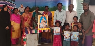 புதிதாக சோ்ந்த மாணவா்களுடன் தலைமையாசிரியா், ஆசிரியா்கள்.