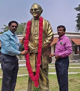 கி.ரா. நினைவரங்கத்தைப் பாா்வையிட்ட ஆட்சியா்