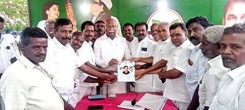 பாவூா்சத்திரத்தில் அதிமுக வாக்குச்சாவடி முகவா்கள் கூட்டம்