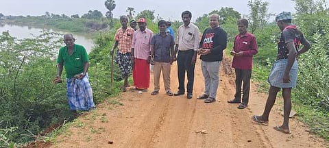 முன்னாள் மாணவா்கள் சாா்பில்பணகுடியில் 3,000 பனை விதைகள் நடவு