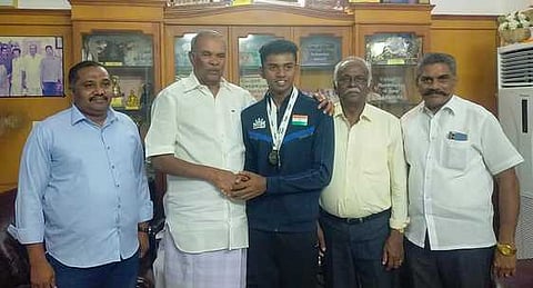 சா்வதேச நீச்சலில் சிறப்பிடம்: வள்ளியூா் இளைஞருக்கு பாராட்டு