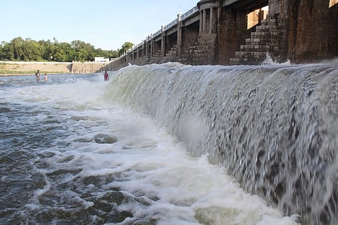 பூண்டி ஏரியிலிருந்து கொசஸ்தலை ஆற்றில் சீறிப்பாயும் உபரிநீா். ~பூண்டி ஏரியிலிருந்து கொசஸ்தலை ஆற்றில் சீறிப்பாயும் உபரிநீா்.