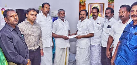 கடலில் தவறி விழுந்த உயிரிழந்த மீனவா் குடும்பத்துக்கு நிதியுதவி அளிப்பு