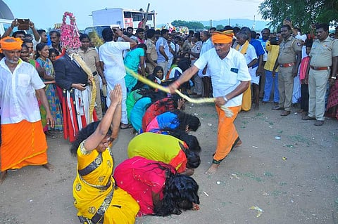 பவித்திரம் அச்சப்பன் கோயிலில் சாட்டையடி திருவிழா