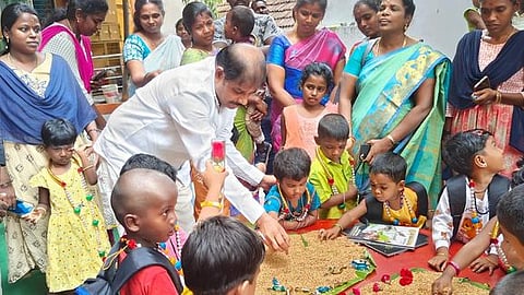 வெங்கடேஸ்வரா மெட்ரிக். பள்ளியில் நெல்லில் அ எழுதி கல்வி தொடக்கம்