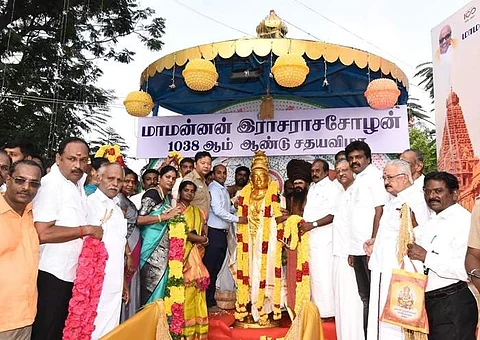 தஞ்சாவூர் பெரியகோயிலில் வியாழக்கிழமை காலை நடைபெற்ற சதய விழாவில் மாமன்னன் ராஜராஜசோழன் சிலைக்கு மாலை அணிவித்த மாவட்ட ஆட்சியர் தீபக் ஜேக்கப்.