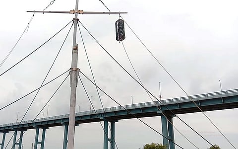 பாம்பன் துறைமுகத்தில் இரண்டாம் எண் புயல் எச்சரிக்கைக் கூண்டு ஏற்றம்