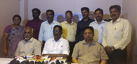 நூல் ஆசிரியர்களுடன் புதுதில்லி ஜவஹர்லால் நேரு பல்கலைக்கழக தமிழ்த்துறைத் தலைவர் இரா. அறவேந்தன், நியு செஞ்சுரி புக் ஹவுஸ் மேலாண் இயக்குநர் க. சந்தானம், பதிப்புத்துறை பொதுமேலாளர் சண்முகம் சரவணன்.