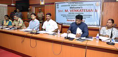 தூய்மைப் பணியாளா்கள் நலவாரிய பணிகள் தொடா்பான ஆலோசனைக் கூட்டத்தில் பேசுகிறாா் தேசிய தூய்மைப் பணியாளா்கள் ஆணையத் தலைவா் வெங்கடேசன். உடன், ஆட்சியா் கிராந்திகுமாா் பாடி உள்ளிட்டோா்.