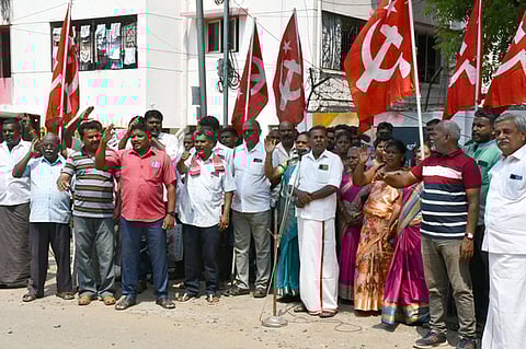 திருச்சி ஆட்சியரகம் அருகே வியாழக்கிழமை ஆா்ப்பாட்டத்தில் ஈடுபட்ட மாா்க்சிஸ்ட் கம்யூனிஸ்ட் கட்சியினா்.