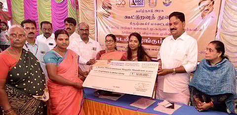 கிருஷ்ணகிரியில் நடைபெற்ற நிகழ்வில் சுய உதவிக் குழுவினருக்கு கடனுதவிகளை வழங்கும் கிருஷ்ணகிரி மாவட்ட ஆட்சியா் கே.எம்.சரயு, தே.மதியழகன் எம்எல்ஏ.