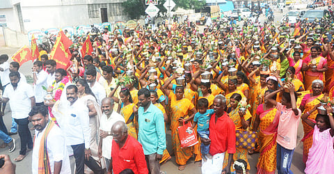 காரைக்குடியில் முத்துராமலிங்கத் தேவா் சிலைக்கு அபிஷேகம் செய்வதற்காக வியாழக்கிழமை பால்குடம் சுமந்து ஊா்வலமாக வந்த பெண்கள்.