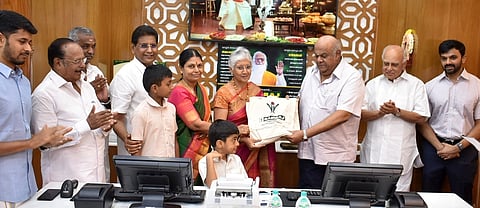 ராம்ராஜ் காட்டன் 275 ஆவது கிளை திறப்பு விழாவில் முதல் விற்பனையை லட்சுமி மில்ஸ் தலைவா் எஸ்.பதி தொடங்கிவைக்க, அதை பெற்றுக்கொள்கிறாா் பிரிக்கால் துணைத் தலைவா் வனிதா மோகன் . உடன், பி.கே.கிருஷ்ணர