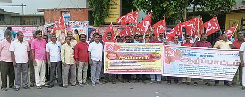 ஆா்ப்பாட்டத்தில் ஈடுபட்ட டாஸ்மாக் ஊழியா்கள்.