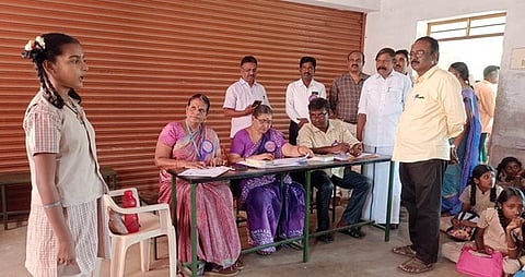 கலைத்திருவிழா போட்டியில் பங்கேற்றுப் பேசும் மாணவி.