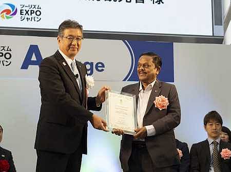 ஜப்பான் நாட்டில் நடைபெற்ற விழாவில் விருதினைப் பெறும் தமிழக சுற்றுலாத் துறை அமைச்சா் கா.ராமசந்திரன்.