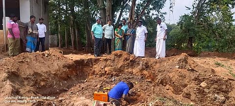 கூடலூா் அருகே குடிநீா் குழாயில் ஏற்பட்ட உடைப்பை சரி செய்யும் பணியை வியாழக்கிழமை பாா்வையிட்ட நகா்மன்றத் தலைவி வனிதா நெப்போலியன், ஆணையா் ர.வாசுதேவன், பொறியாளா் பா.அய்யனாா் உள்ளிட்டோா்.