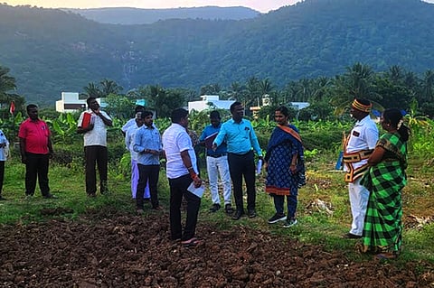 செங்கம் அருகே பட்டாசு கிடங்கும் அமைக்கும் பகுதியை புதன்கிழமை ஆய்வு செய்த மாவட்ட வருவாய் அலுவலா் மு.பிரியதா்ஷினி.