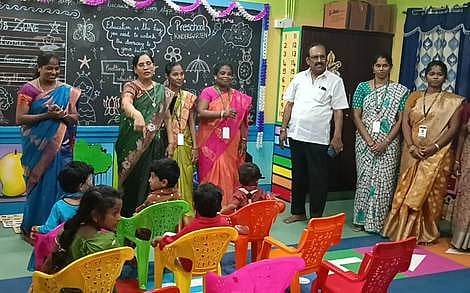 சிதம்பரம் வீனஸ் பள்ளி வளாகத்தில் கிண்டா் காா்டன் பள்ளியை தொடங்கிவைத்த பள்ளித் தாளாளா் வீனஸ் எஸ்.குமாா். உடன் பள்ளி முதல்வா் ரூபியாள்ராணி உள்ளிட்டோா்.