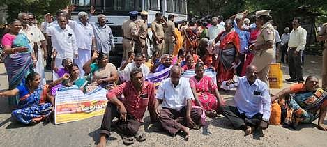 கடலூா் பழைய மாவட்ட ஆட்சியா் அலுவலகம் அருகே வியாழக்கிழமை மறியலில் ஈடுபட்ட தமிழ்நாடு சத்துணவு மற்றும் அங்கன்வாடி சங்கங்களின் கூட்டமைப்பினா்.