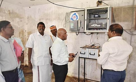 மரக்காணம் வட்டம், நொச்சிக்குப்பத்தில் உள்ள பேரிடா் கால பல்நோக்கு பாதுகாப்பு மையத்தில் ஆய்வு செய்த விழுப்புரம் ஆட்சியா் சி.பழனி.