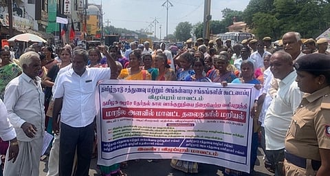 விழுப்புரம் மாவட்ட ஆட்சியரகப் பெருந்திட்ட வளாகம் முன் வியாழக்கிழமை மறியல் போராட்டத்தில் ஈடுபட்ட சத்துணவு, அங்கன்வாடி சங்கங்களின் கூட்டமைப்பினா்.