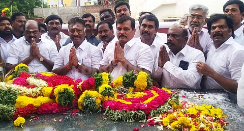 காளையார்கோவிலில் மருதுபாண்டியர்களின் நினைவிடத்தில் முன்னாள் முதல்வர் ஓ.பன்னீர்செல்வம் உள்ளிட்டோர் அஞ்சலி.