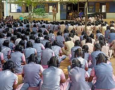 பள்ளி மாணவிகளுக்கானவிழிப்புணா்வு நிகழ்ச்சி