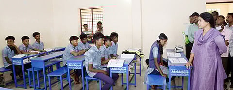 ஈஞ்சம்பாக்கத்தில் வளா்ச்சிப் பணிகள்: ஆட்சியா் திடீா் ஆய்வு